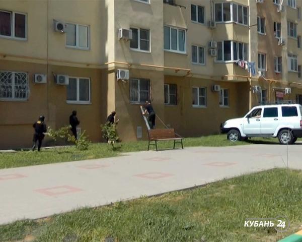 «Факты. Происшествия»: 45 тонн нелегального спирта задержали на Кубани, штурм квартир сбытчиков спайса в Новороссийске