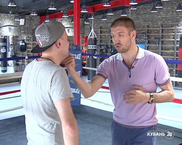 Боксер Дмитрий Пирог показал четыре техники нокаута на ведущем «Кубань 24»