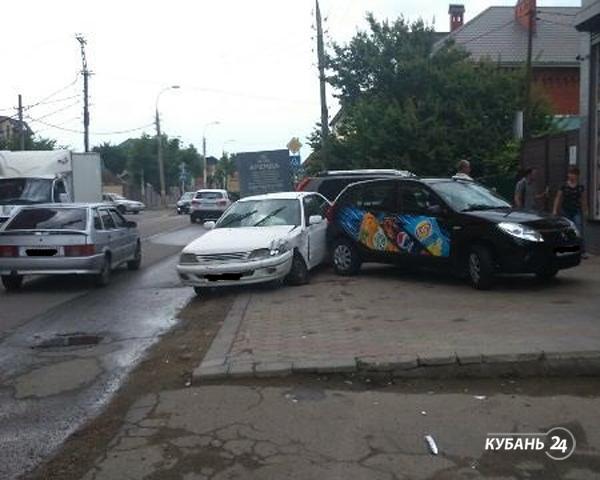 «Факты. Происшествия»: в нескольких районах Кубани объявлен режим ЧС, в Краснодаре на мокром асфальте водитель въехал в припаркованные машины