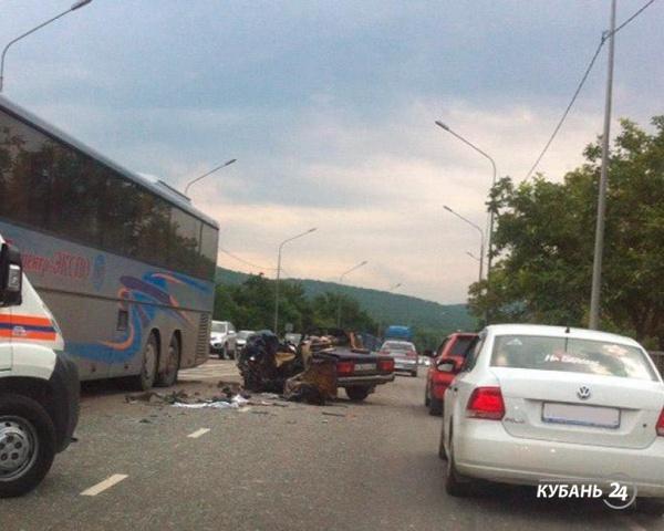«Факты. Происшествия»: водитель легковушки погиб в аварии с автобусом под Новороссийском, ружье и два ножа преступник закопал в лесу