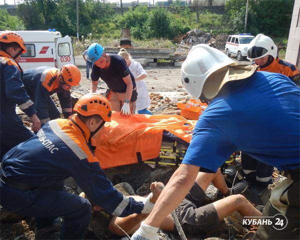 «Факты. Происшествия»: в Крымске экскаватор с водителем рухнул с крыши, туристов эвакуировали на вертолете с горы Фишт и пика Чугуш