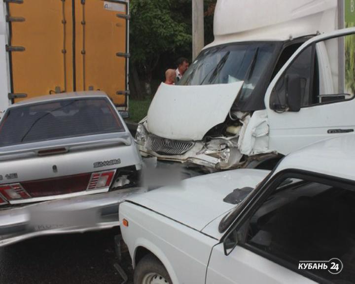 «Факты. Происшествия»: в Краснодаре фура протаранила семь машин, в Новороссийске машина туристов сгорела при загадочных обстоятельствах