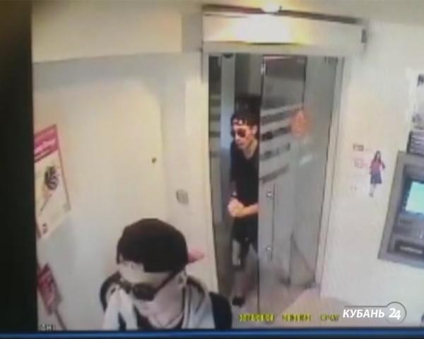 «Факты. Происшествия»: предполагаемые грабители краснодарского банка задержаны, трое парней обокрали в кафе случайную знакомую