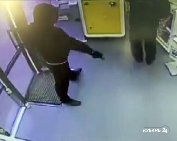 «Факты. Происшествия»: в Краснодаре неизвестные ограбили салон сотовой связи, в Армавире грабитель угрожал бутылкой с кислотой