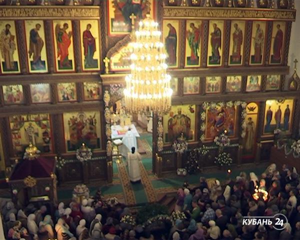 «Факты 24»: в храмах Кубани прошли рождественские службы, в Ейске представили выставку дореволюционных елочных игрушек