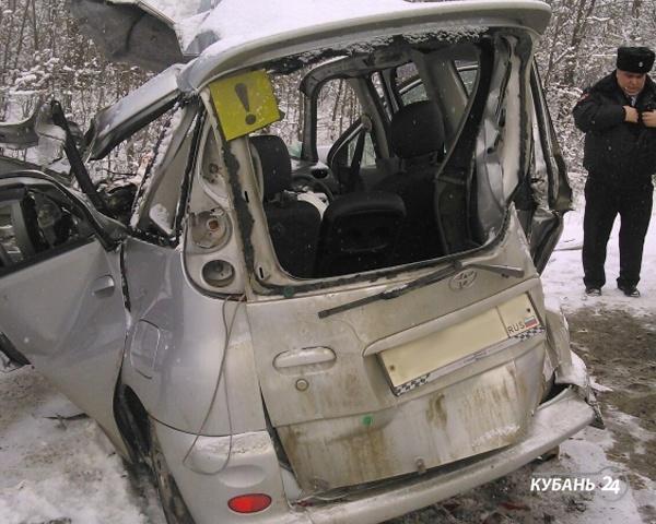 «Факты. Происшествия»: легковушка протаранила пассажирский автобус, в аэропорту Краснодара раскрыли кражу