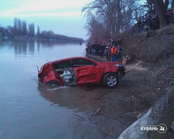 «Факты. Происшествия»: в Славянском районе машина упала с моста в реку, трое участников ДТП в Белореченском районе выжили при лобовом столкновении