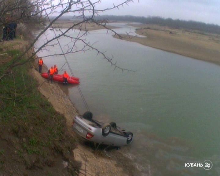 «Факты. Происшествия»: спасатели подняли упавшую в реку машину, в Сочи раскрыли налет на офис микрозаймов, водитель перевозил амфетамин в кармане брюк