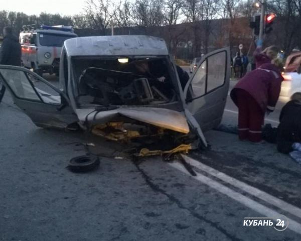 «Факты. Происшествия»: в Новороссийские в ДТП «газель» разорвало на две части, в Армавире полицейские устроили погоню за автоугонщиком