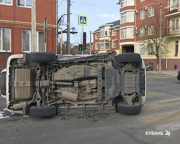 «Факты 24»: на Кубани в горящем доме нашли тело пенсионера с ножевыми ранениями, в центре Краснодара перевернулся внедорожник