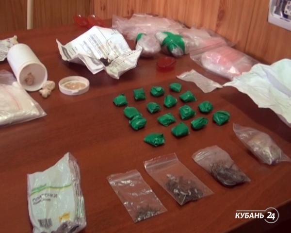 «Факты. Происшествия»: двух приезжих в Сочи поймали при закладке наркотиков, мошенник продавал кубанцам несуществующие машины