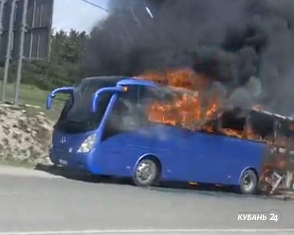 «Факты. Происшествия»: пассажирский автобус сгорел на трассе в Новороссийске, в Краснодаре осудили банду вымогателей