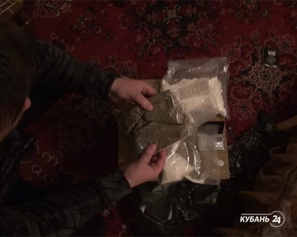 «Факты. Происшествия»: крупную партию наркотиков изъяли в Сочи, в Краснодаре сгорел внедорожник