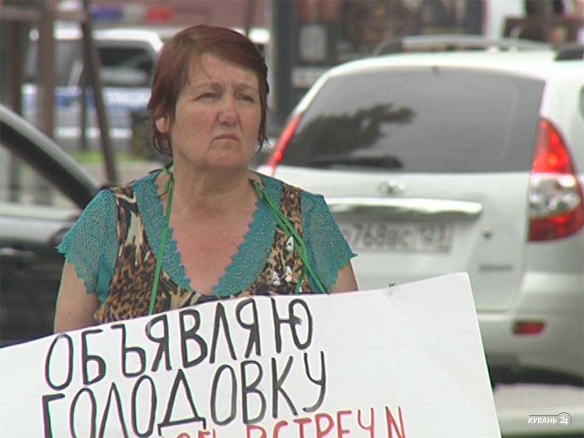 «Факты 24»: жительница Краснодара из-за проблем с коммунальщиками устроила одиночный пикет, уфологи «Космопоиска» приехали на Кубань