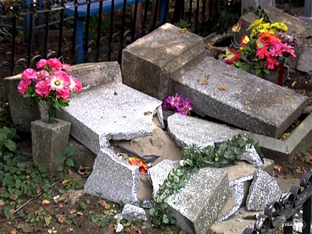 «Факты 24»: в Краснодаре вандалы повредили 80 надгробий на кладбище, экспедиция «Кубанская кругосветка» завершилась в Атамани