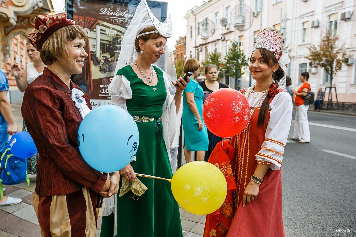 Карнавальное шествие на акции «Ночь кино» в Краснодаре