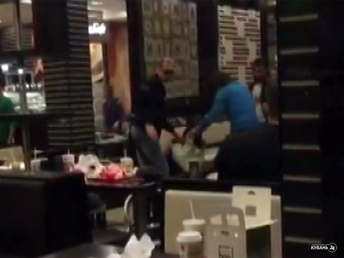 «Факты. Происшествия»: в Краснодаре свободный стул стал причиной массовой драки в ресторане, полицейские задержали вора автомобильных зеркал
