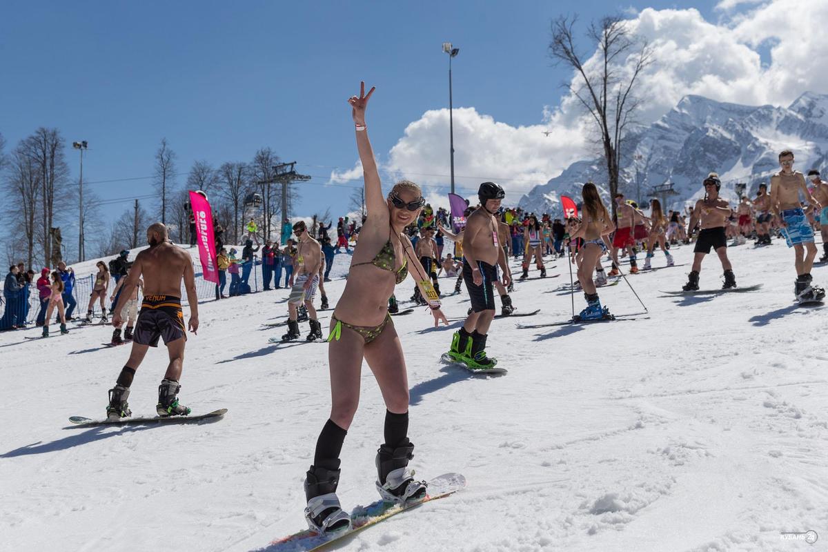 Купальники, лыжи и сноуборды: фестиваль BoogelWoogel в Сочи