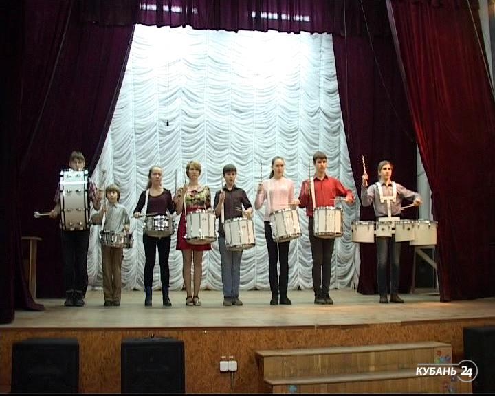 «Арт&Факты»: новогодняя сказка в Драме, барабанщики из Лабинска, слабовидящие дети в Музыкальном театре