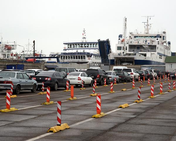 В порту Кавказ разделят очередь для легковушек и грузовиков