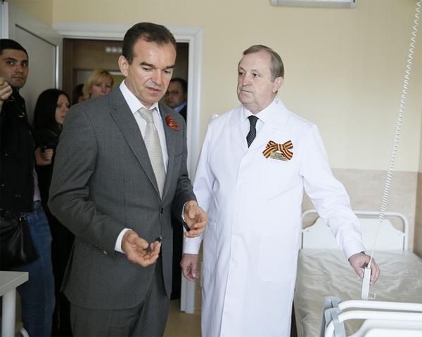 Кондратьев вручил медаль краснодарскому госпиталю ветеранов