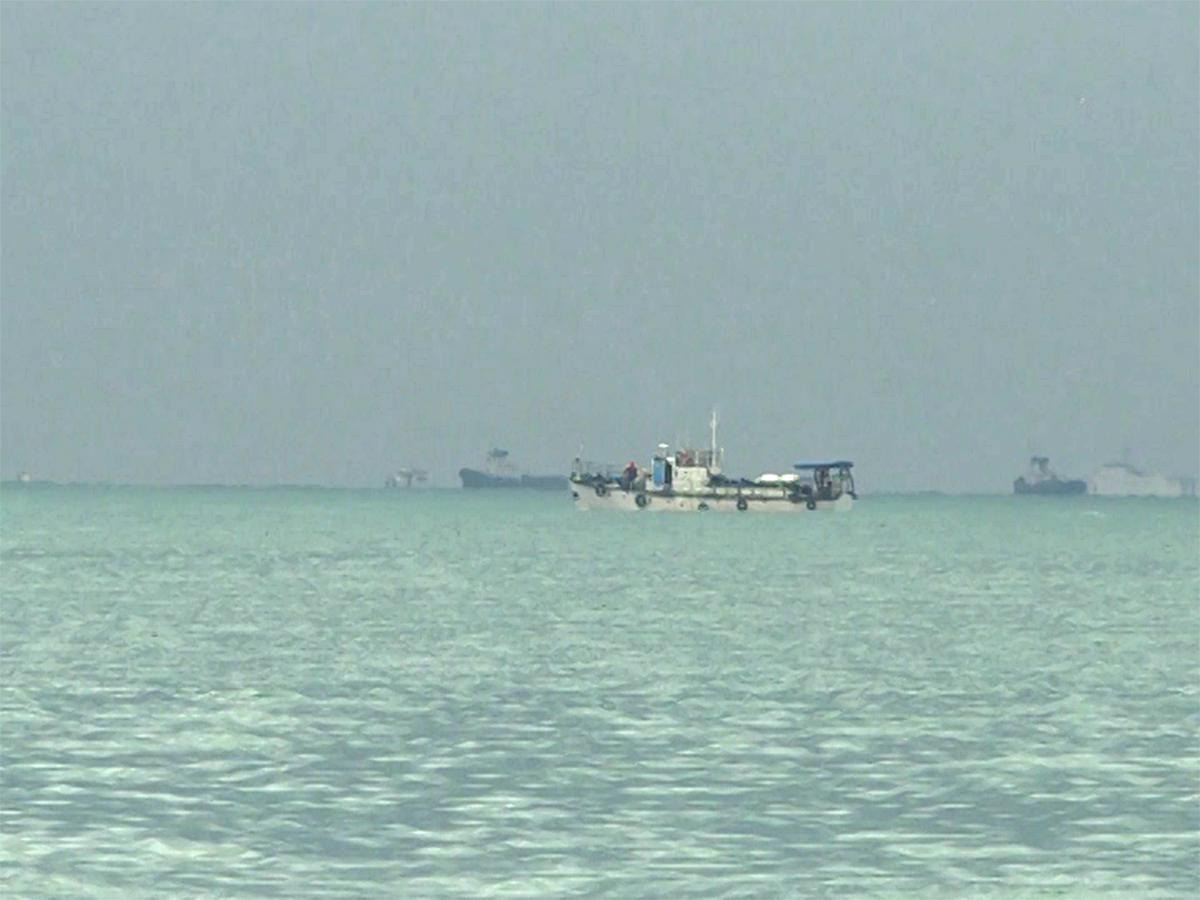 В акватории Черного моря продолжаются поиски рухнувшего самолета Ту-154