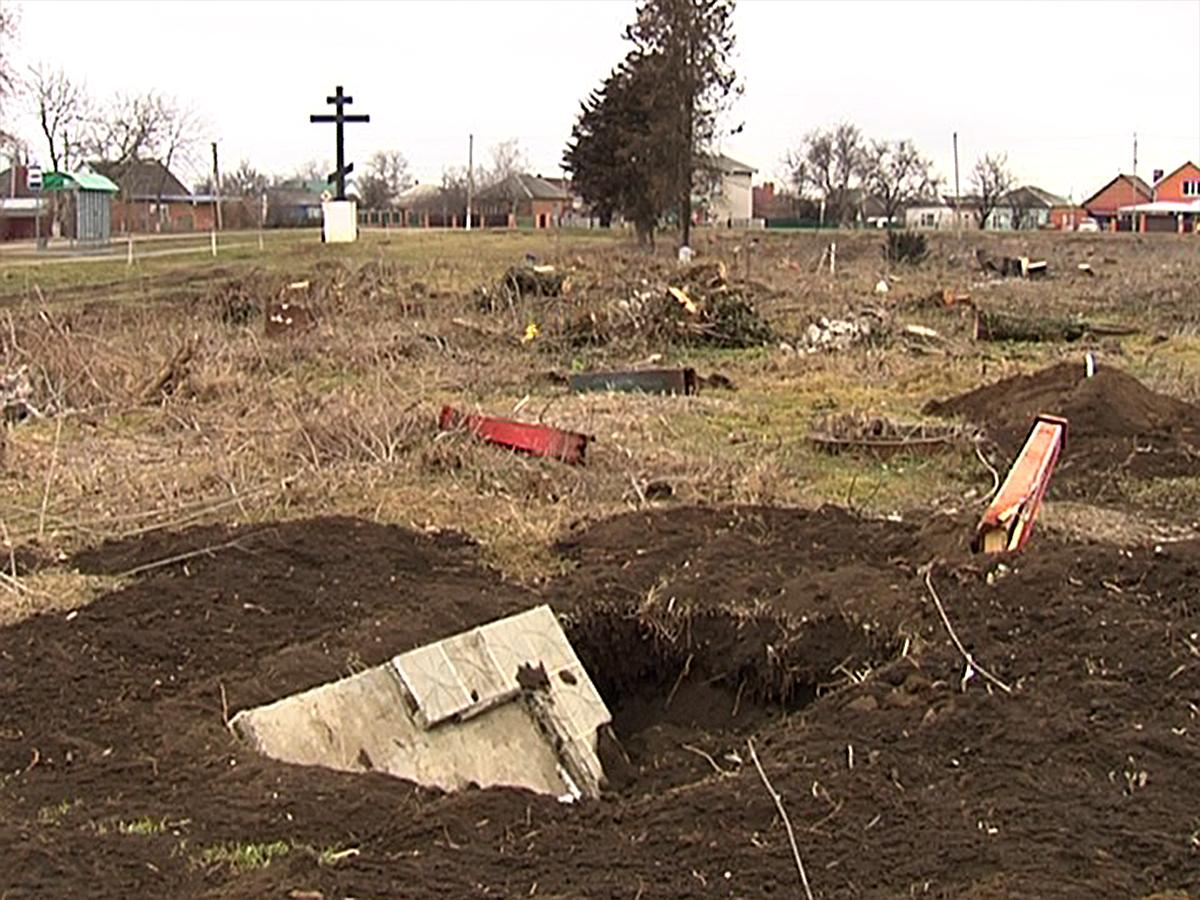 В Кореновске субботник на старинном кладбище закончился уничтожением надгробий