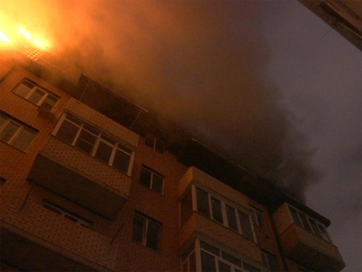 В Музыкальном микрорайоне Краснодара всю ночь тушили пожар в шестиэтажном доме