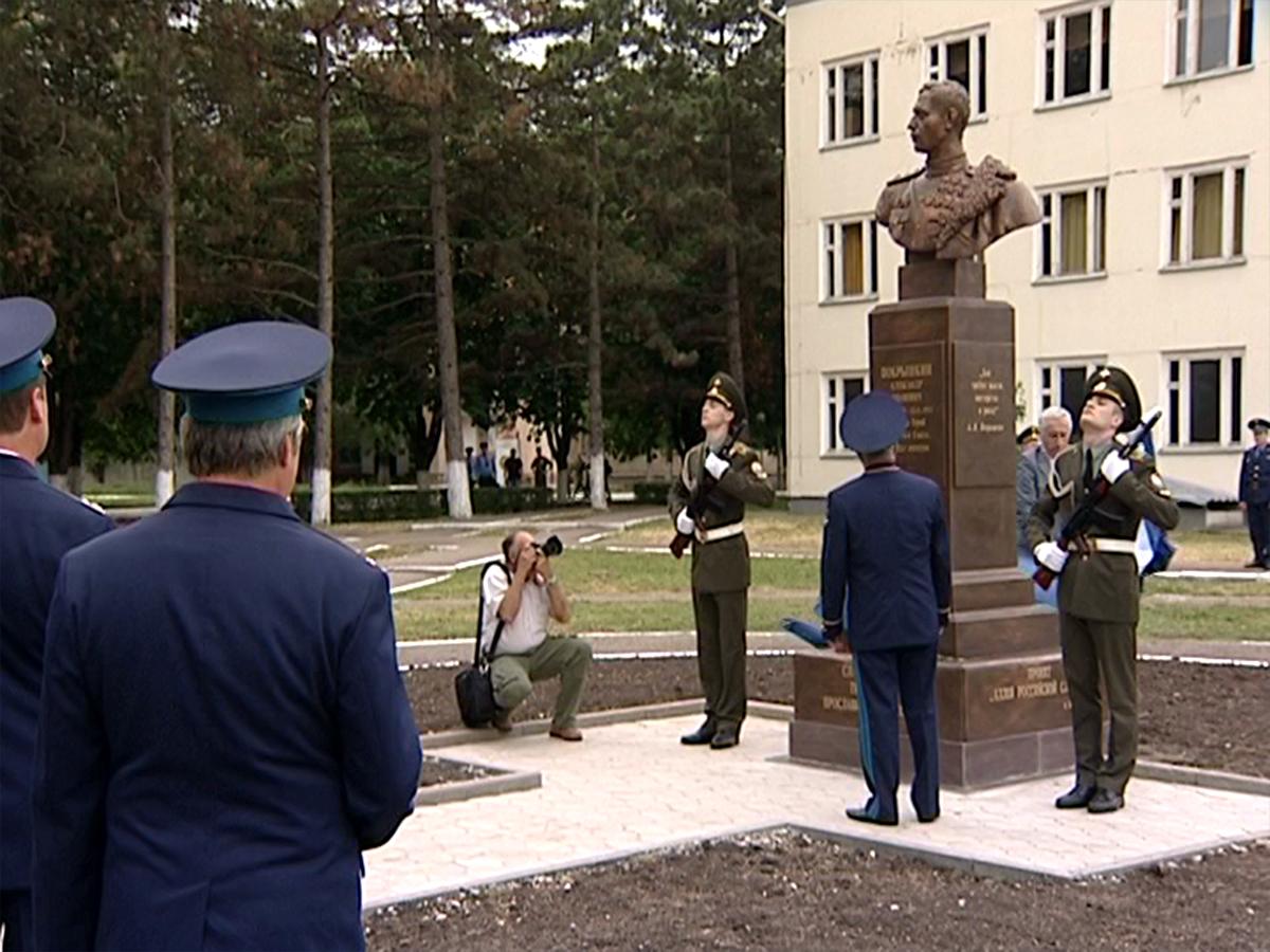 В Калининском районе почтили память героя Александра Покрышкина