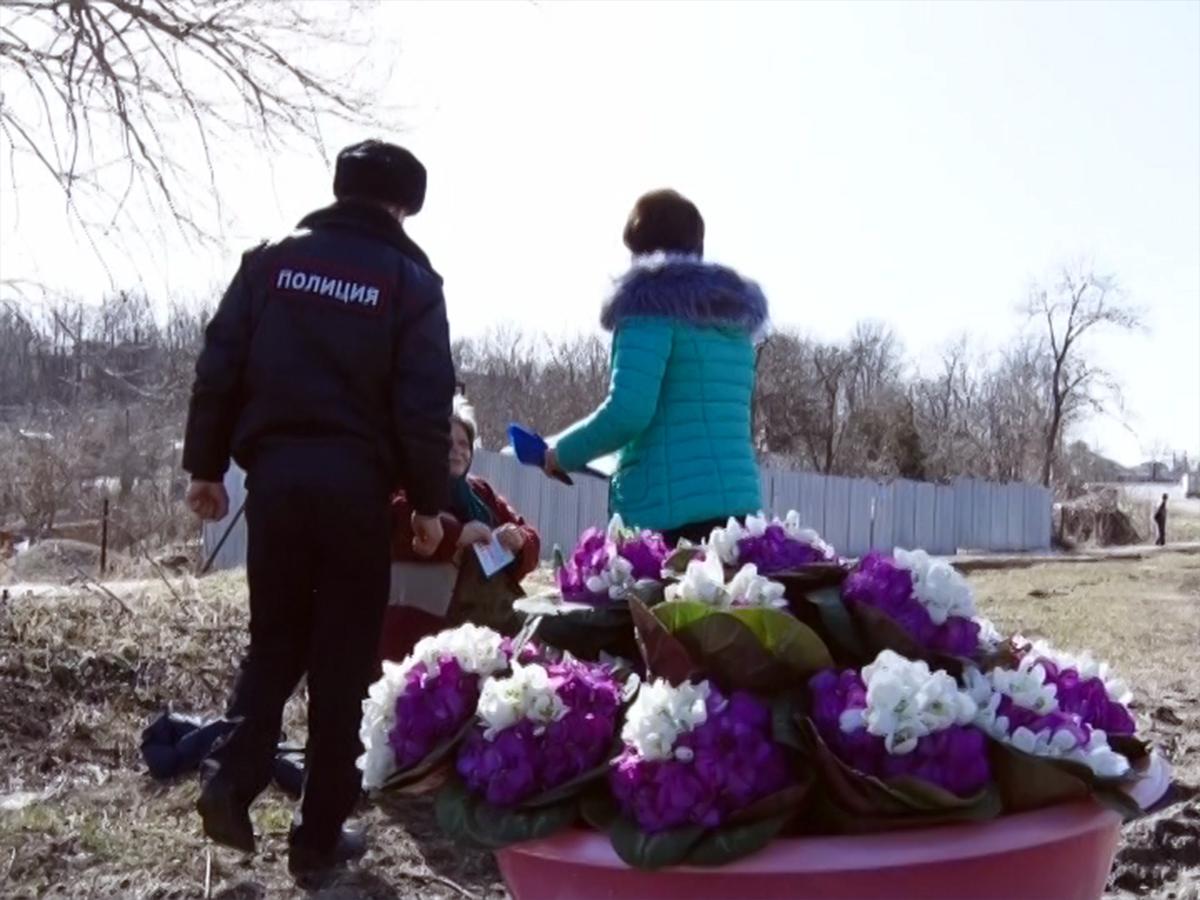 Полицейские Мостовского района проверили продавцов цветов