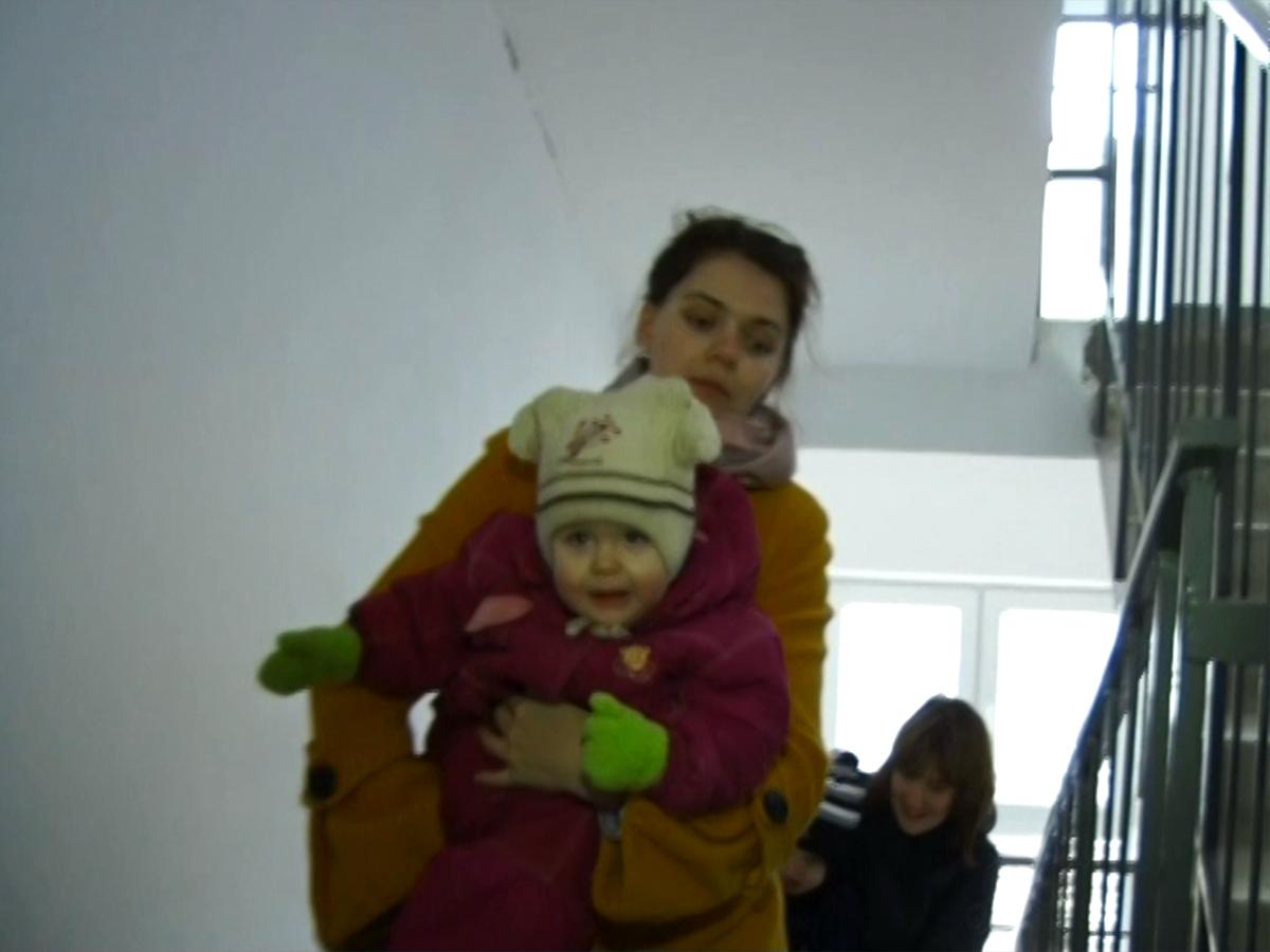 В Крымске в микрорайоне Надежда семьи военных три года живут в домах с неработающими лифтами