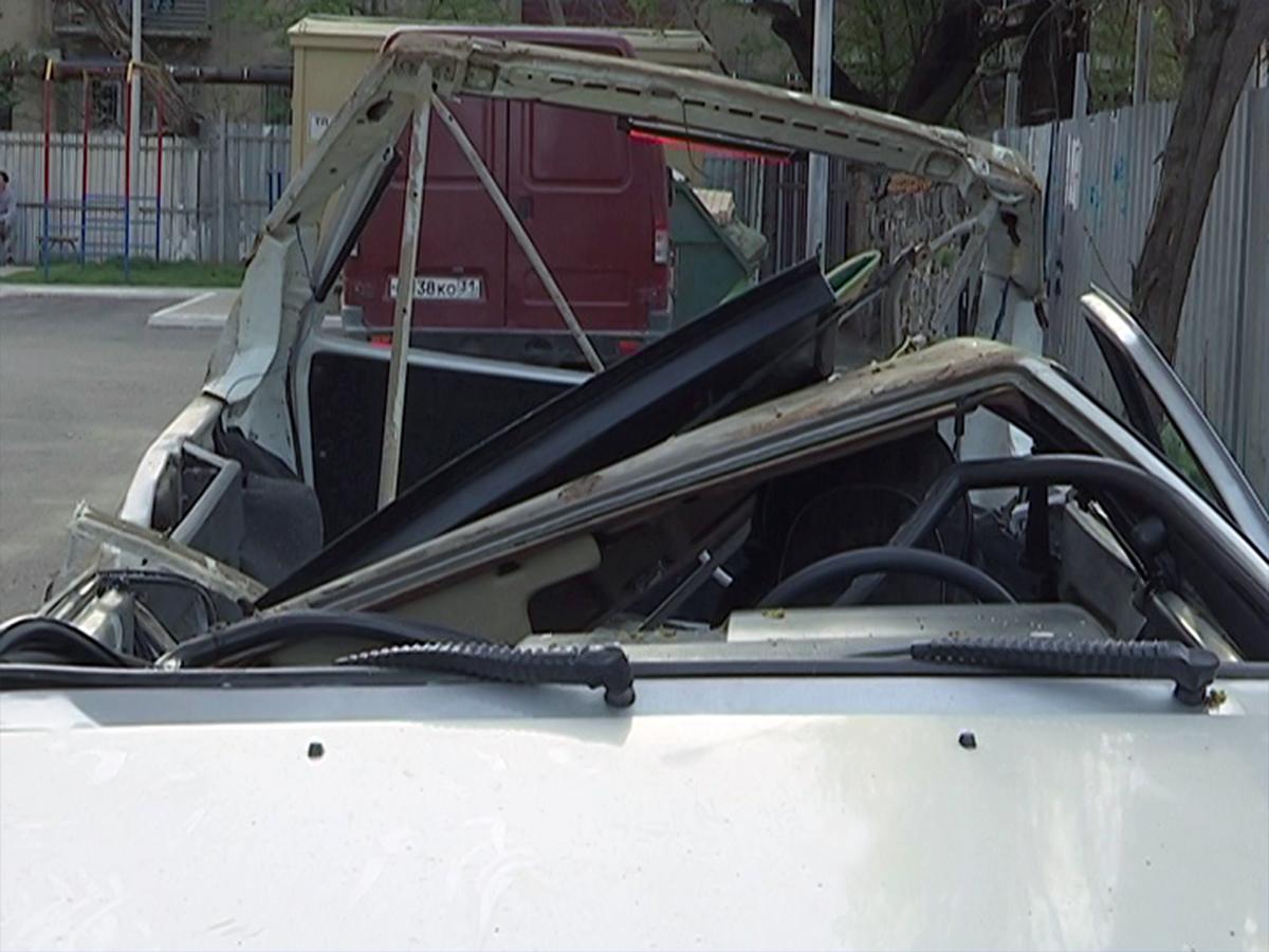 В Краснодаре полиция проведет проверку в связи с рухнувшей на автомобиль стеной