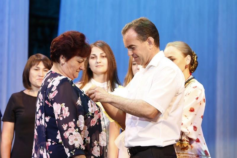 Медали «Родительская доблесть» получили 15 кубанских семей