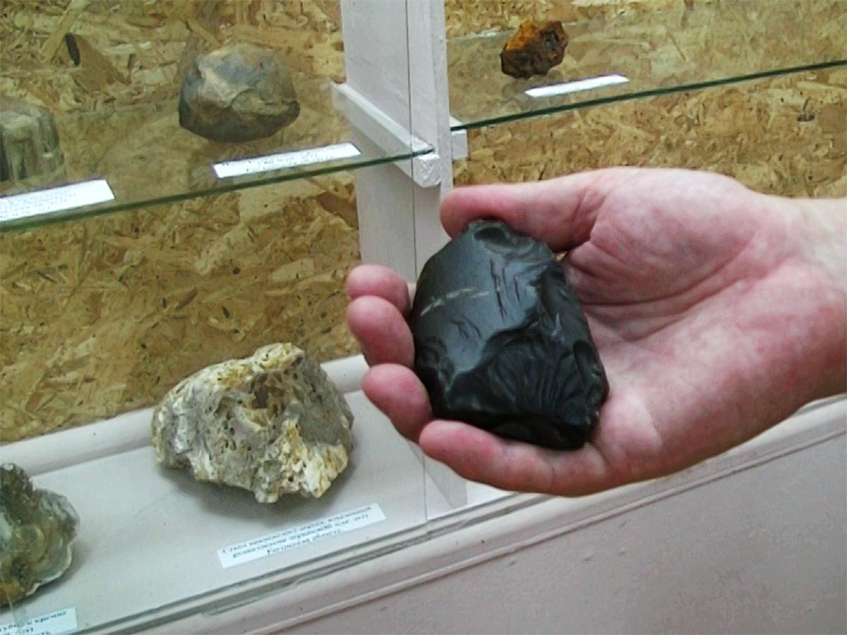 Житель Каневского района передал в музей найденный на крыше осколок метеорита