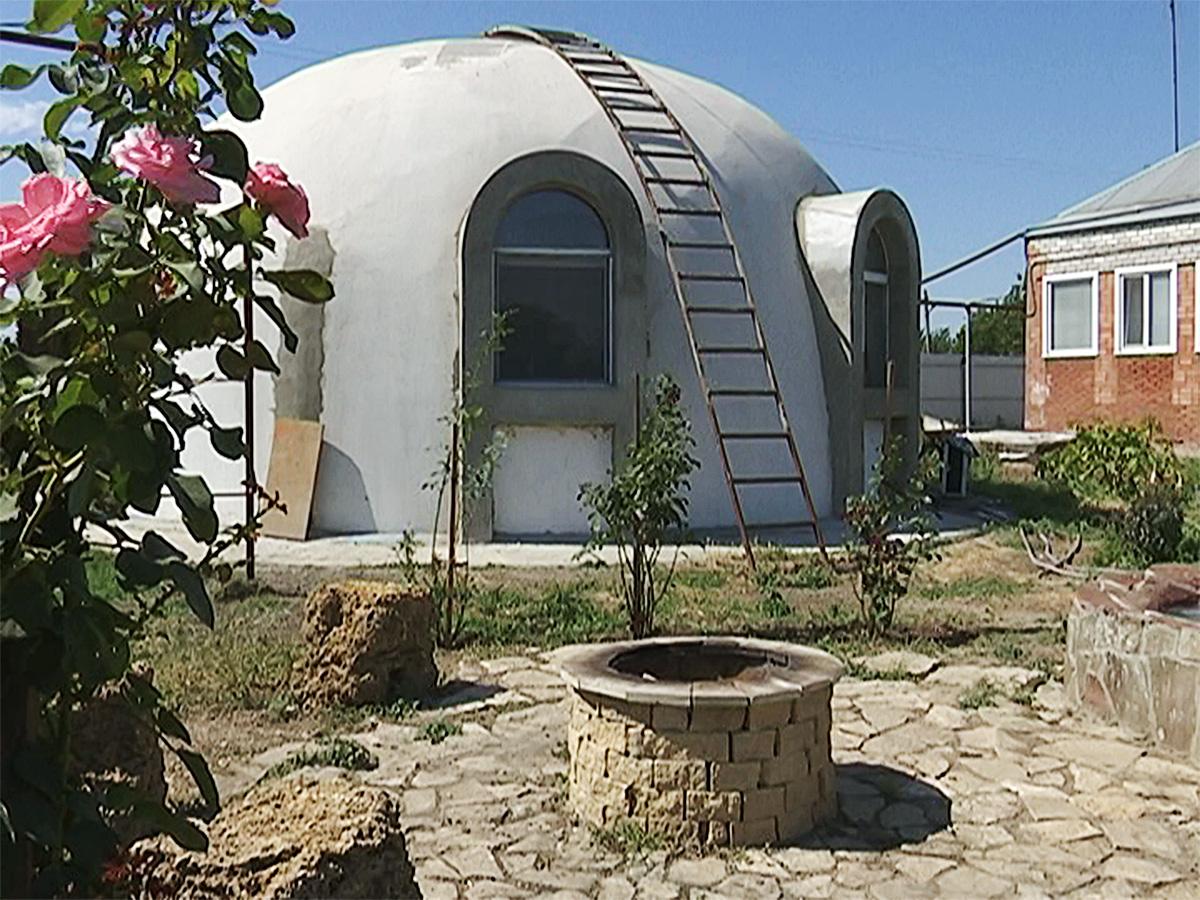 Житель станицы Пластуновской построил круглый дом