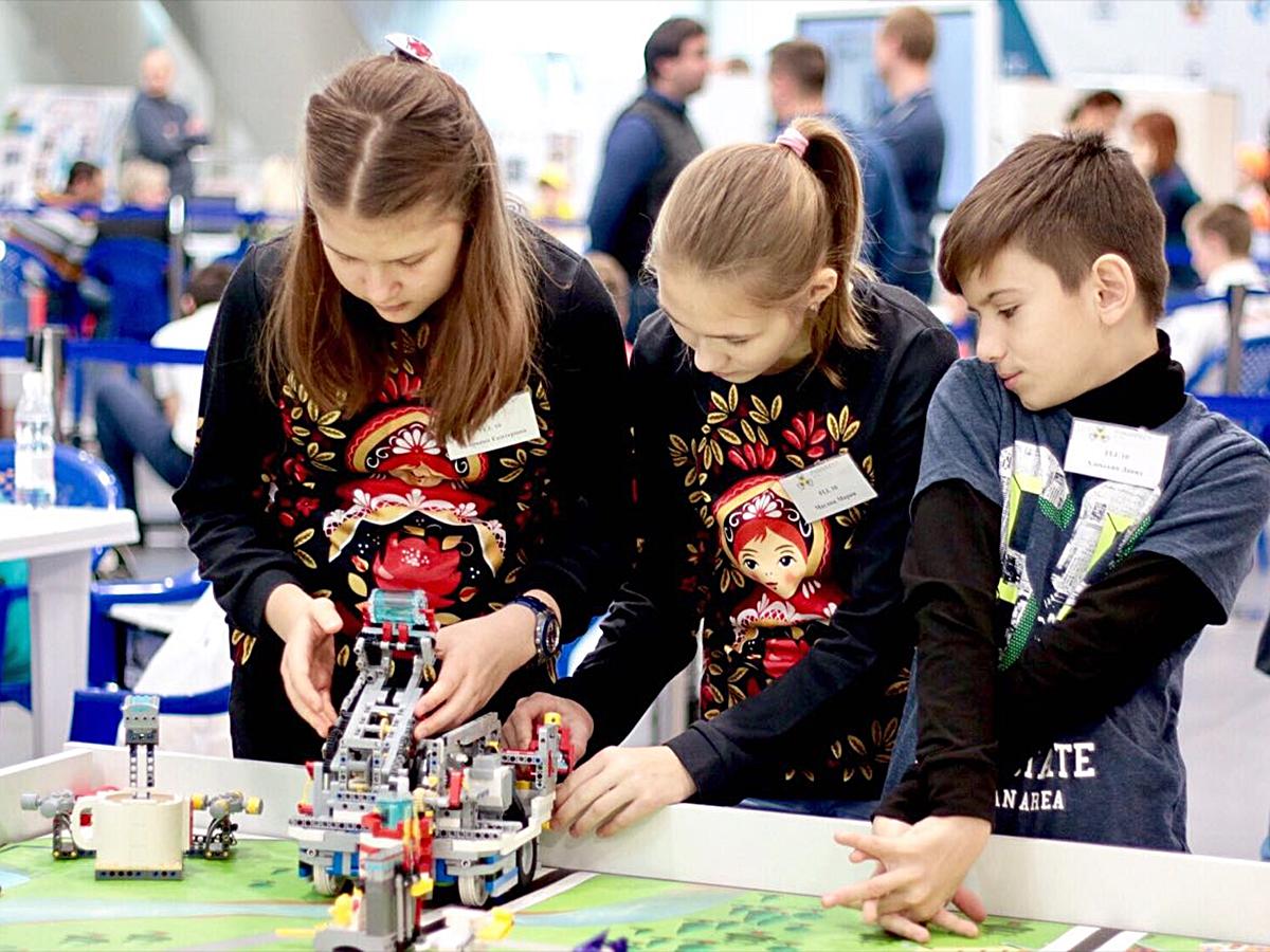 В Краснодаре представили роботов-манипуляторов и экологические проекты