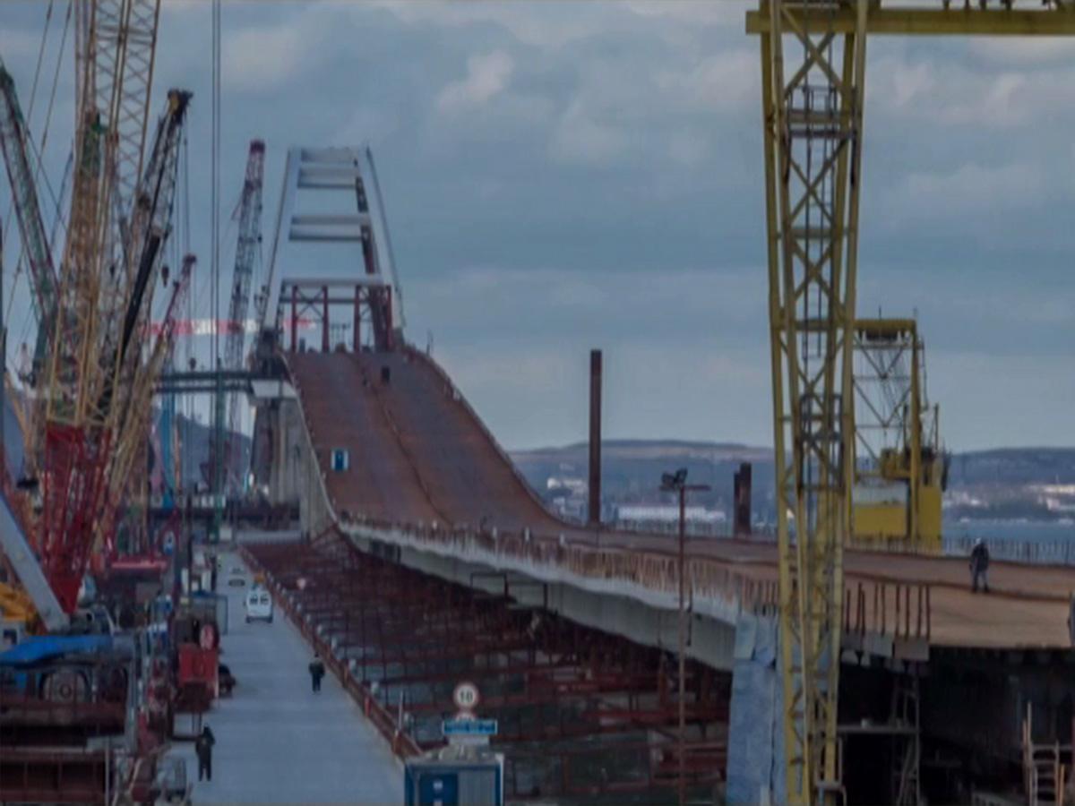 Сборку пролетных строений автодорожной части Крымского моста завершили