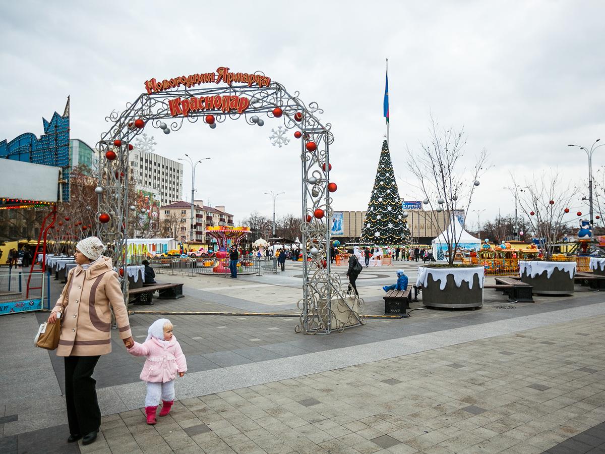 Краснодар в декабре. Театральная площадь Краснодар новый год. Краснодар в декабре фото. Краснодар сейчас декабрь.