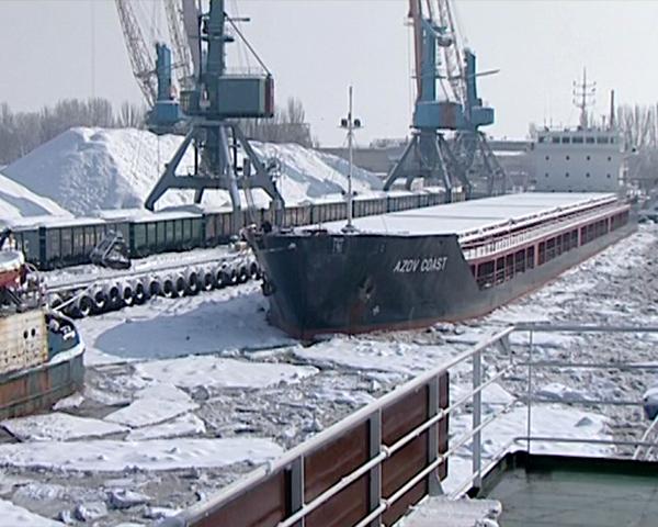 В Азовском море ледоколы и буксиры начали сопровождать корабли