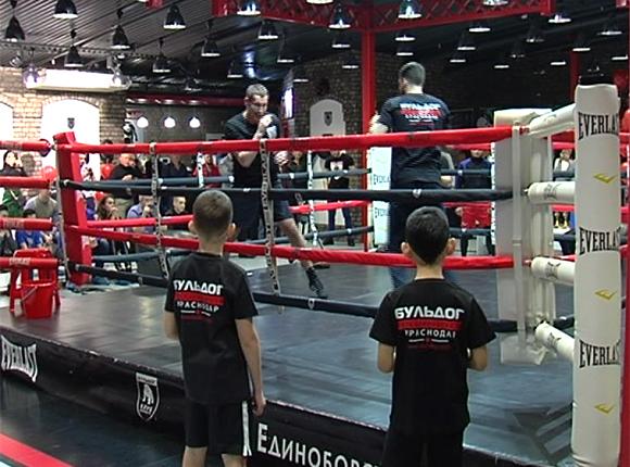 Чемпион мира по боксу Руслан Файфер провел мастер-класс в Краснодаре