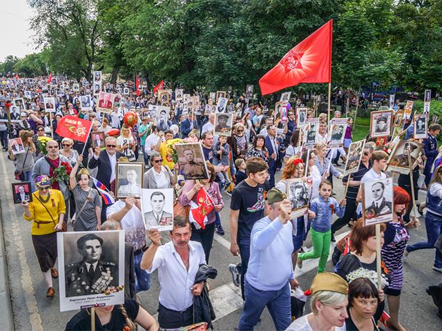 Участники «Бессмертного полка» в Краснодаре рассказали истории своих родственников