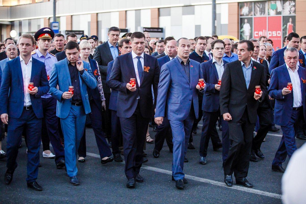 В акции «Свеча памяти» приняли участие Кондратьев и Бурлачко