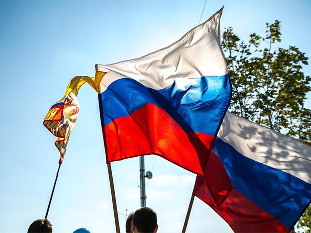 В Краснодаре российский флаг подняли на высоту 42 м