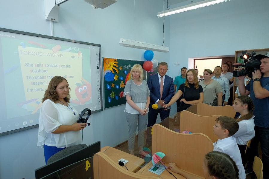Анна Минькова осмотрела лингафонный кабинет в школе Динского района