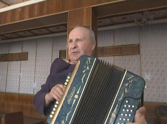 Слепой гармонист из Усть-Лабинского района играет частушки на слух
