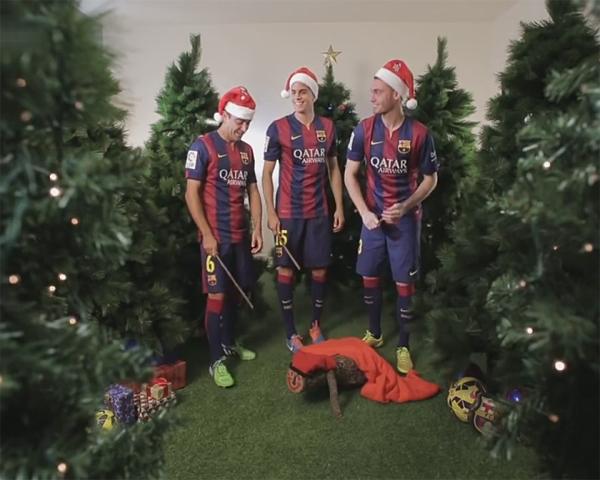 Футболисты «Барселоны» спели песню рождественскому полену