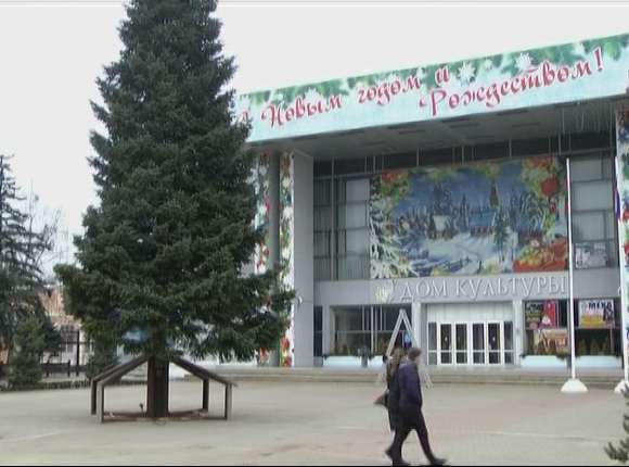 Главная елка Кропоткина «переехала» из частного сектора на площадь
