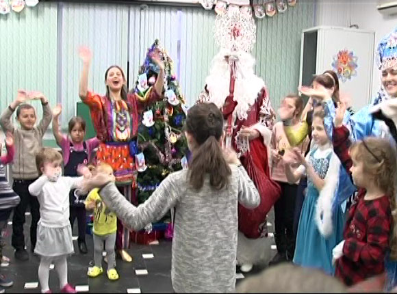Пациентов детской краевой больницы посетили Дед Мороз и Снегурочка