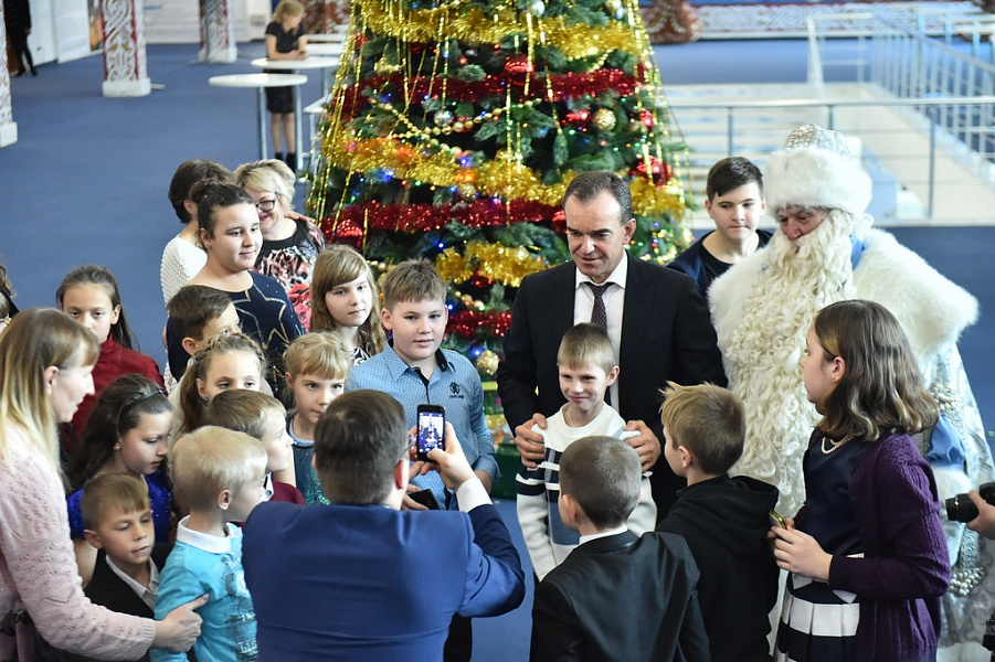 Кондратьев поздравил с Новым годом участников губернаторской елки в Краснодаре