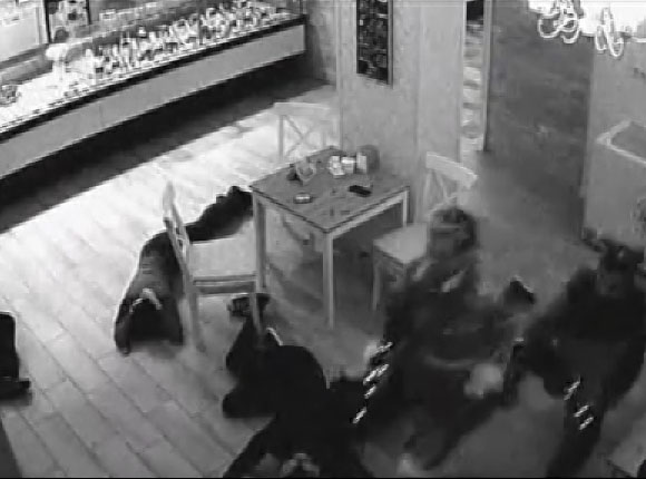 «Факты 24»: в Краснодаре компания в новогодних костюмах «ограбила» кофейню, один из подозреваемых в убийстве в Псебае сорвал первое заседание